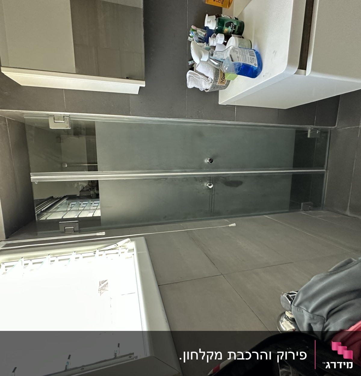 מקלחון זכוכית עם דלתות סגורות בחדר אמבטיה